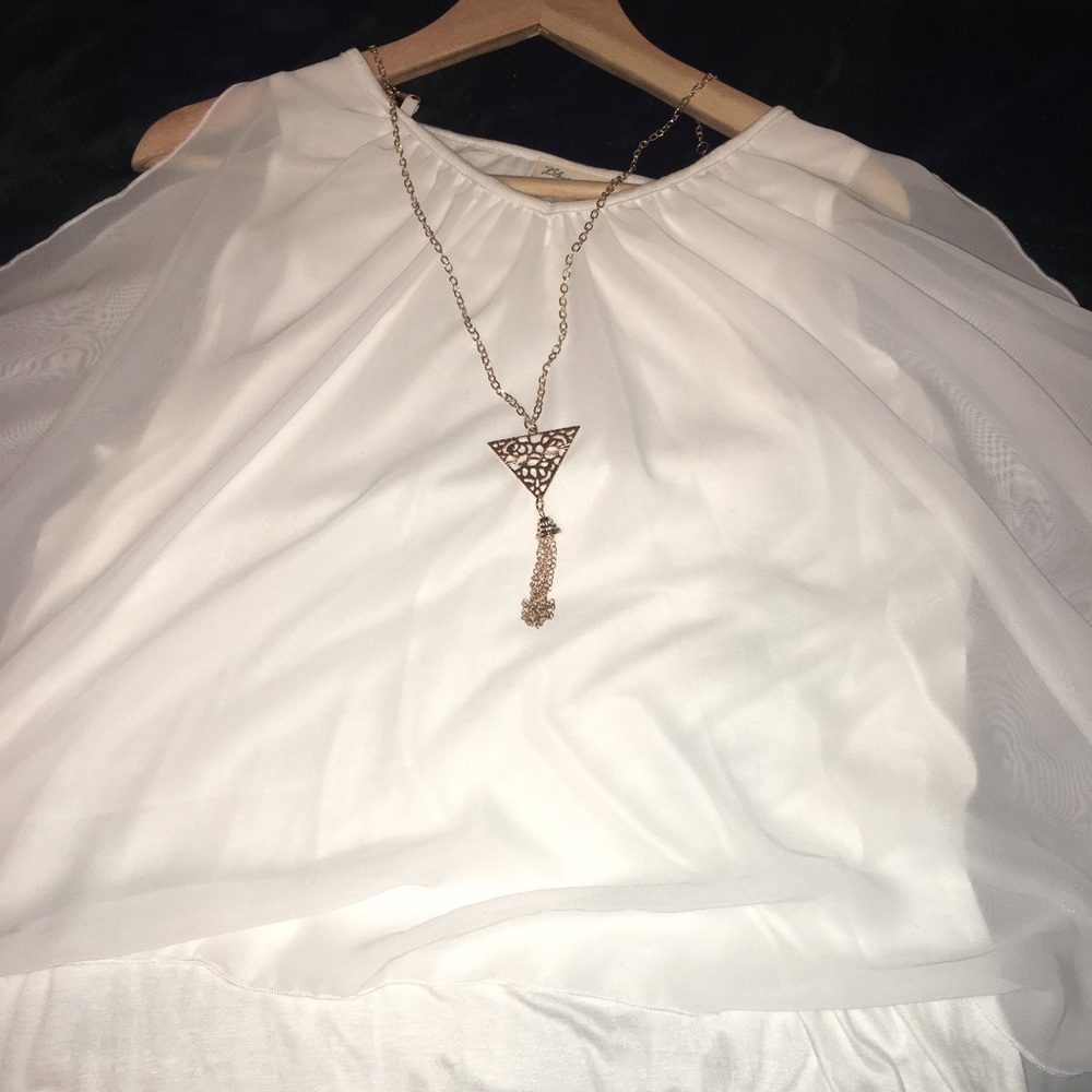 Blossom sheer white top w/undershirt and necklace